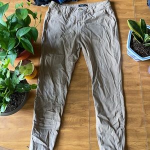 Khaki skinney pants!!🌺 size 8🌺